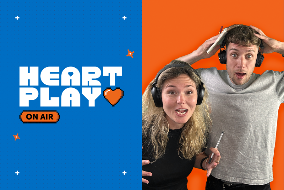 Zu sehen ist der Schriftzug "Heartplay on Air" und zwei Moderator_innen der Kampagne.