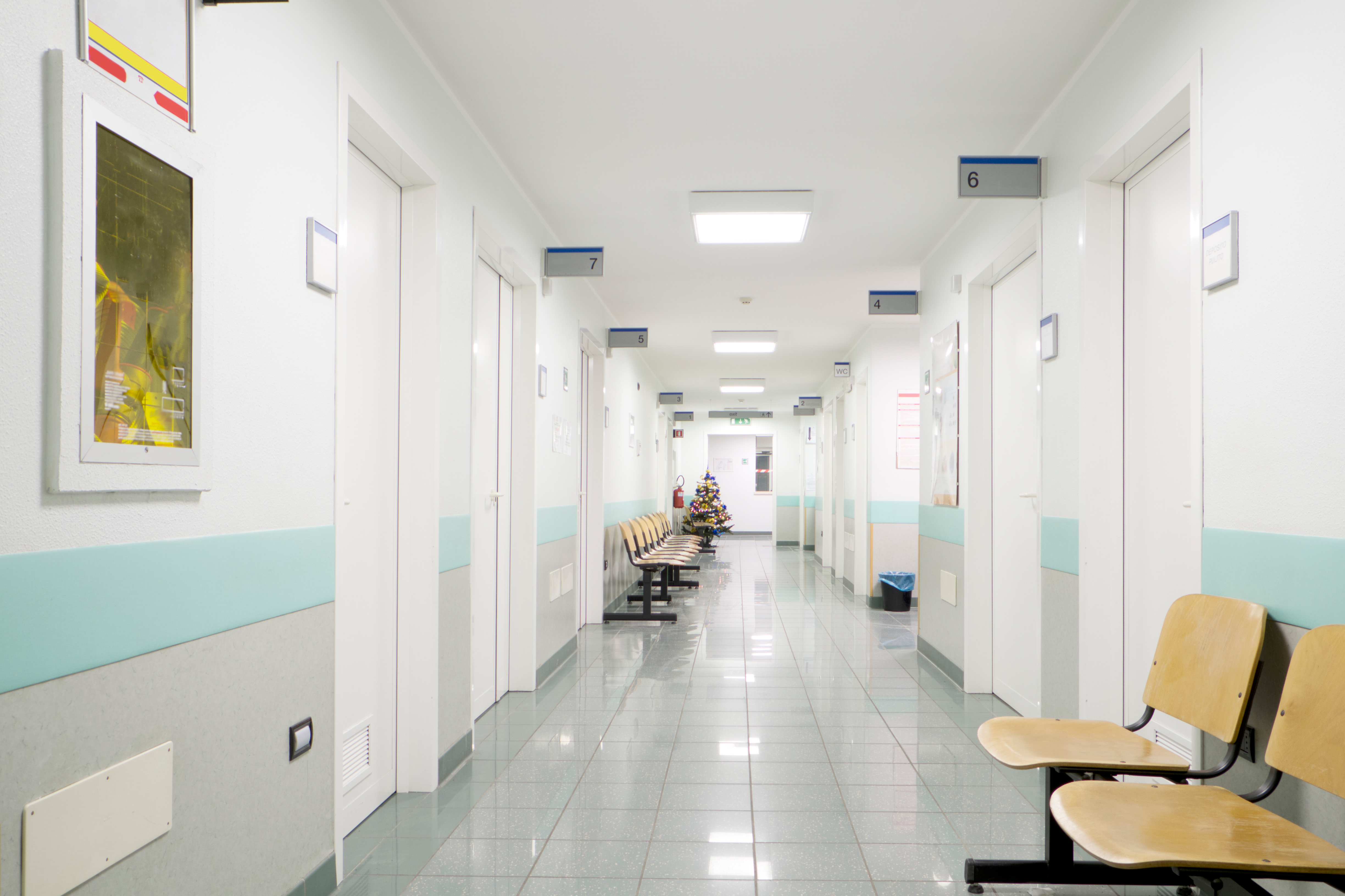 Zu sehen ist ein leerer Krankenhausflur.