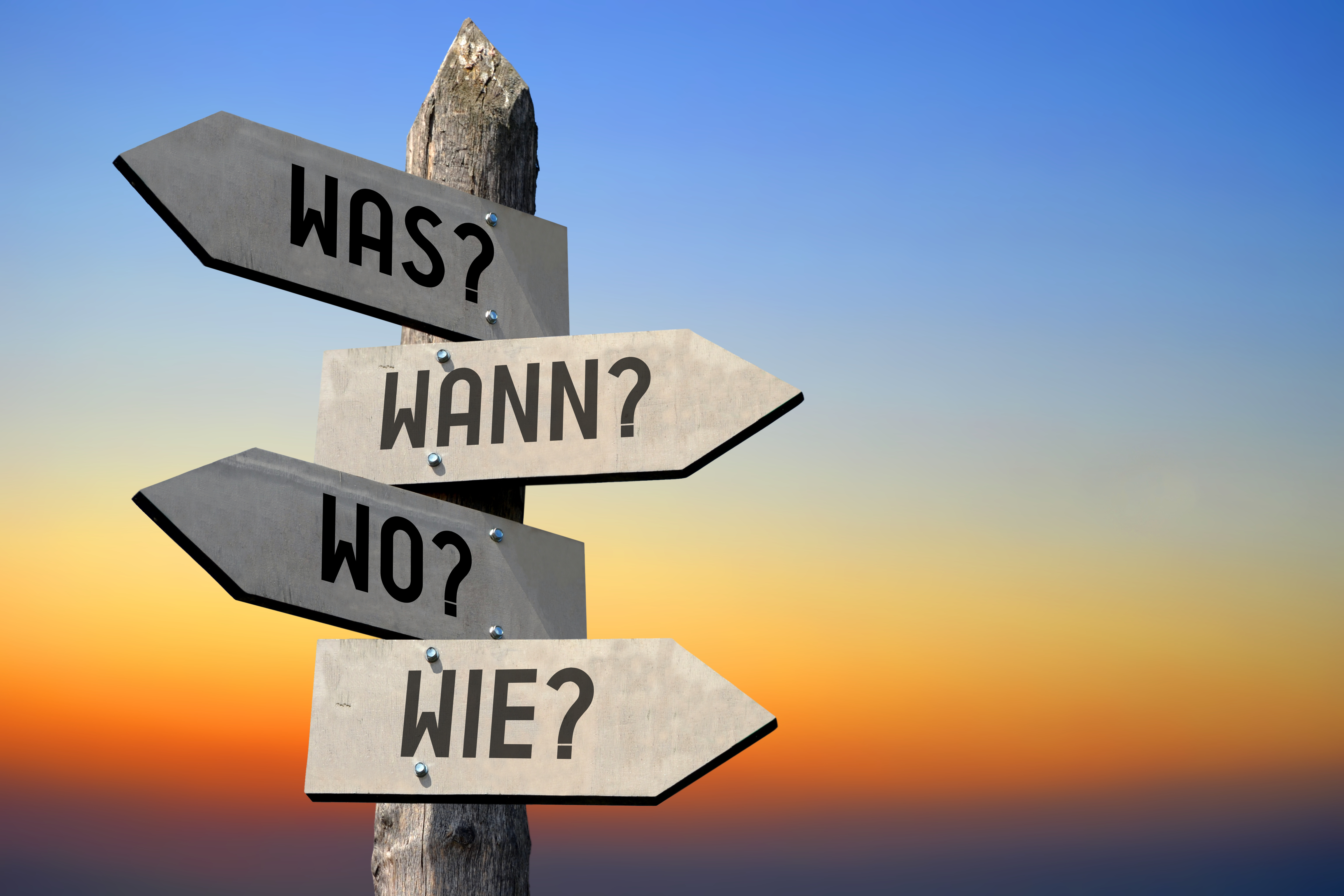 Dieses Bild zeigt Wegweiser mit den Schriftzügen "Wer", "Wann" und "Wie".