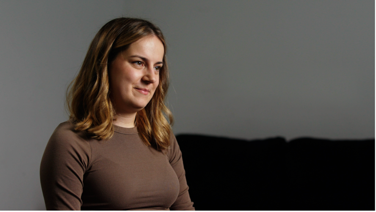 Dieses Foto zeigt ein Portrait von Julia während des Interviews.