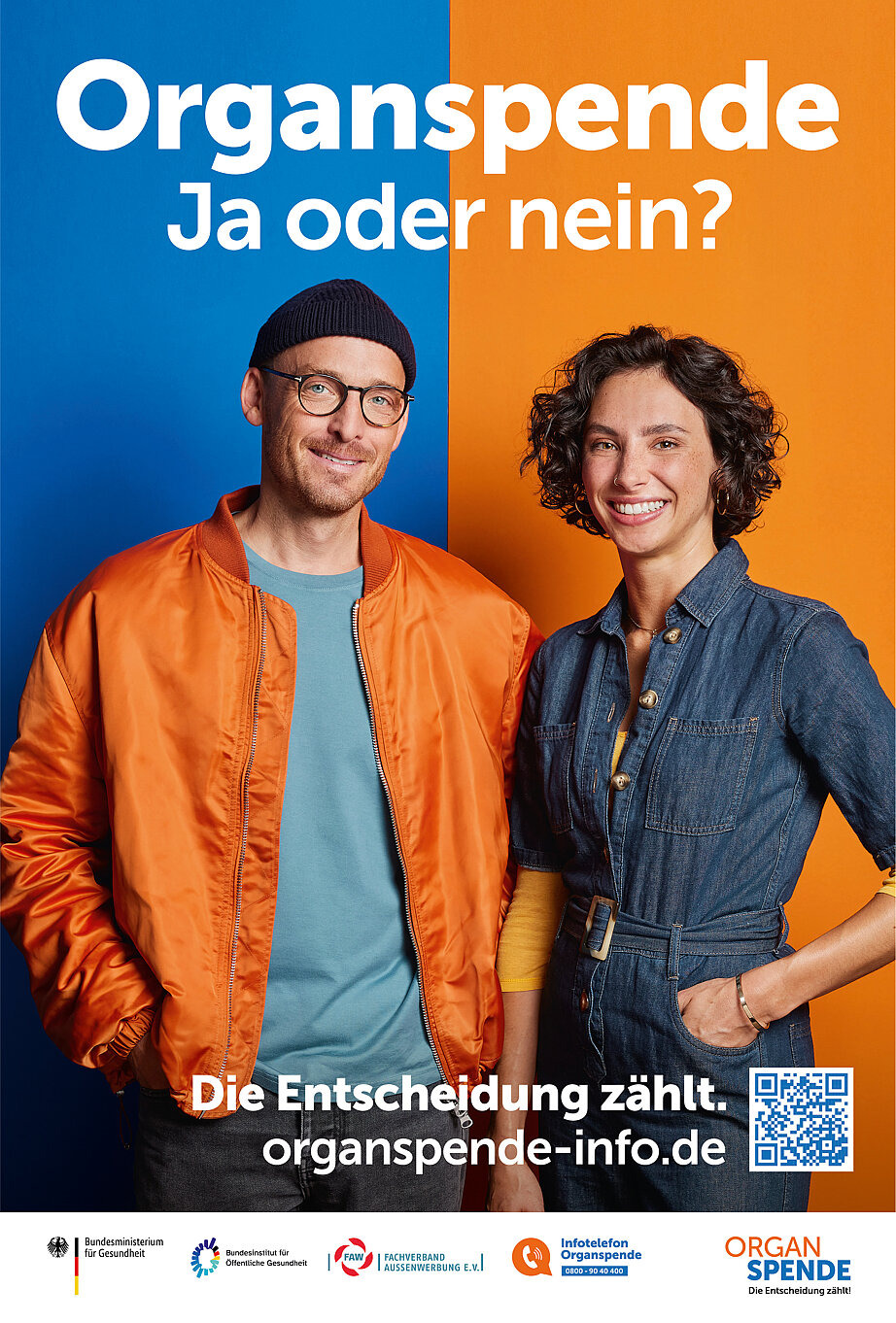Kampagnenmotiv mit einer Frau und einem Mann, die lächeln im Hochformat.