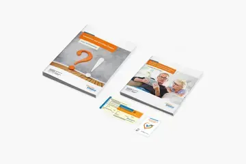 Auf dem Foto sind die Brosch&uuml;ren &bdquo;Antworten auf wichtige Fragen" und &bdquo;Wie erkl&auml;re ich meine Entscheidung zur Organ- und Gewebespende? Drei Wege: kurz und knapp", eine Informationskarte Verf&uuml;gungen und zwei Organspendeausweise zu sehen. Alles geh&ouml;rt zum Standardinformationspaket f&uuml;r Haus&auml;rzte.