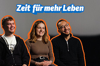 Zu sehen sind die drei Personen, die über ihre Transplantationsgeschichte erzählen. Von links nach rechts: Lucas, Julia und Semih. Über ihren Köpfen steht der weiße Schriftzug mit blauer Umrandung: "Zeit für mehr Leben"