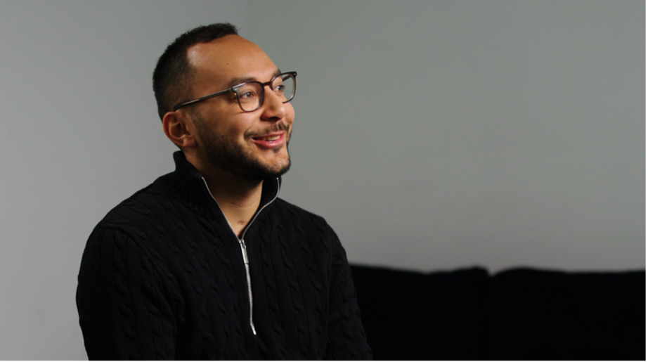 Dieses Bild zeigt Semih in einer Nahaufnahme beim Interview.