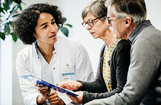 Zwei ältere Menschen, eine Frau und ein Mann, lassen sich von einer Ärztin beraten.