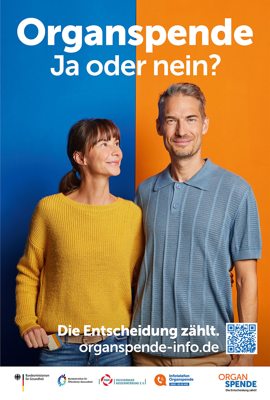 Kampagnenmotiv im Hochformat mit einem Mann, der den Arm um eine Frau gelegt hat, die ihn lächelnd anschaut. 
