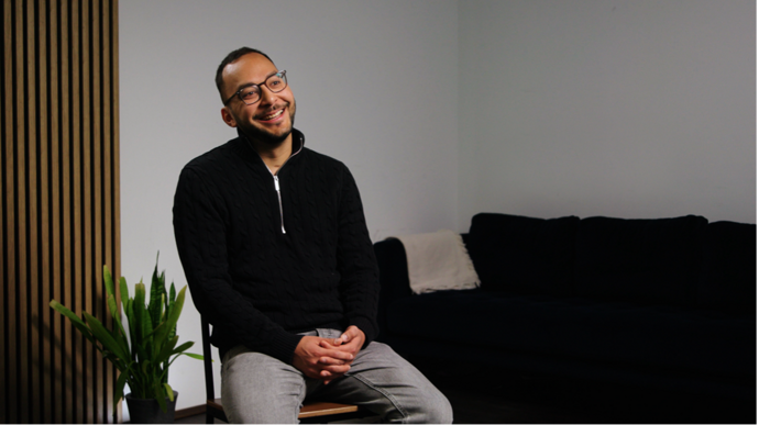 Dieses Foto zeigt Semih auf einem Stuhl beim Interview.