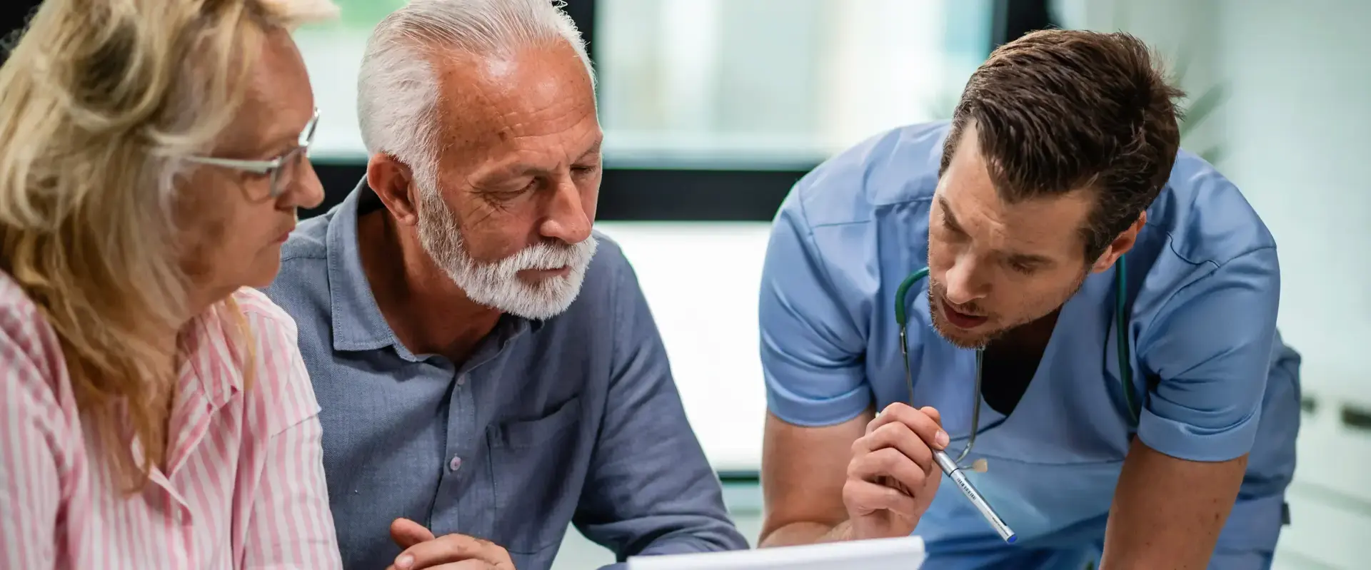 Zwei &auml;ltere Personen unterhalten sich mit einem Arzt
