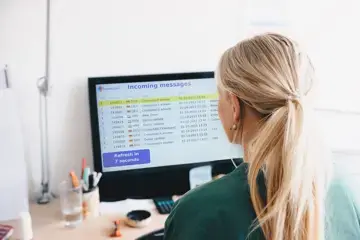 Eine Frau schaut auf einen Computerbildschirm. Darauf zu sehen ist die Warteliste f&uuml;r Organspenden. In der linken unteren Ecke ist ein Button mit der Aufschrift &bdquo;Refresh in 7 Seconds".