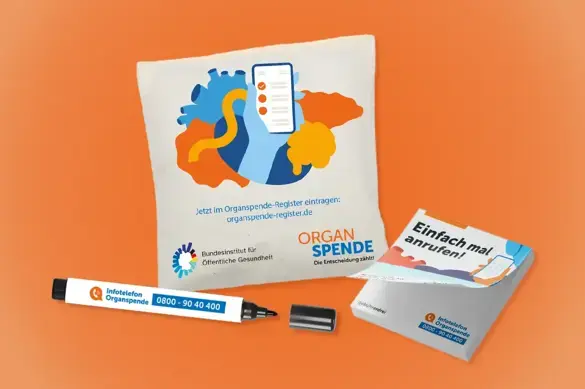 Ansichtsexemplare von m&ouml;glichen Give-aways wie Stift, Kirschkernkisen und Notizblock.