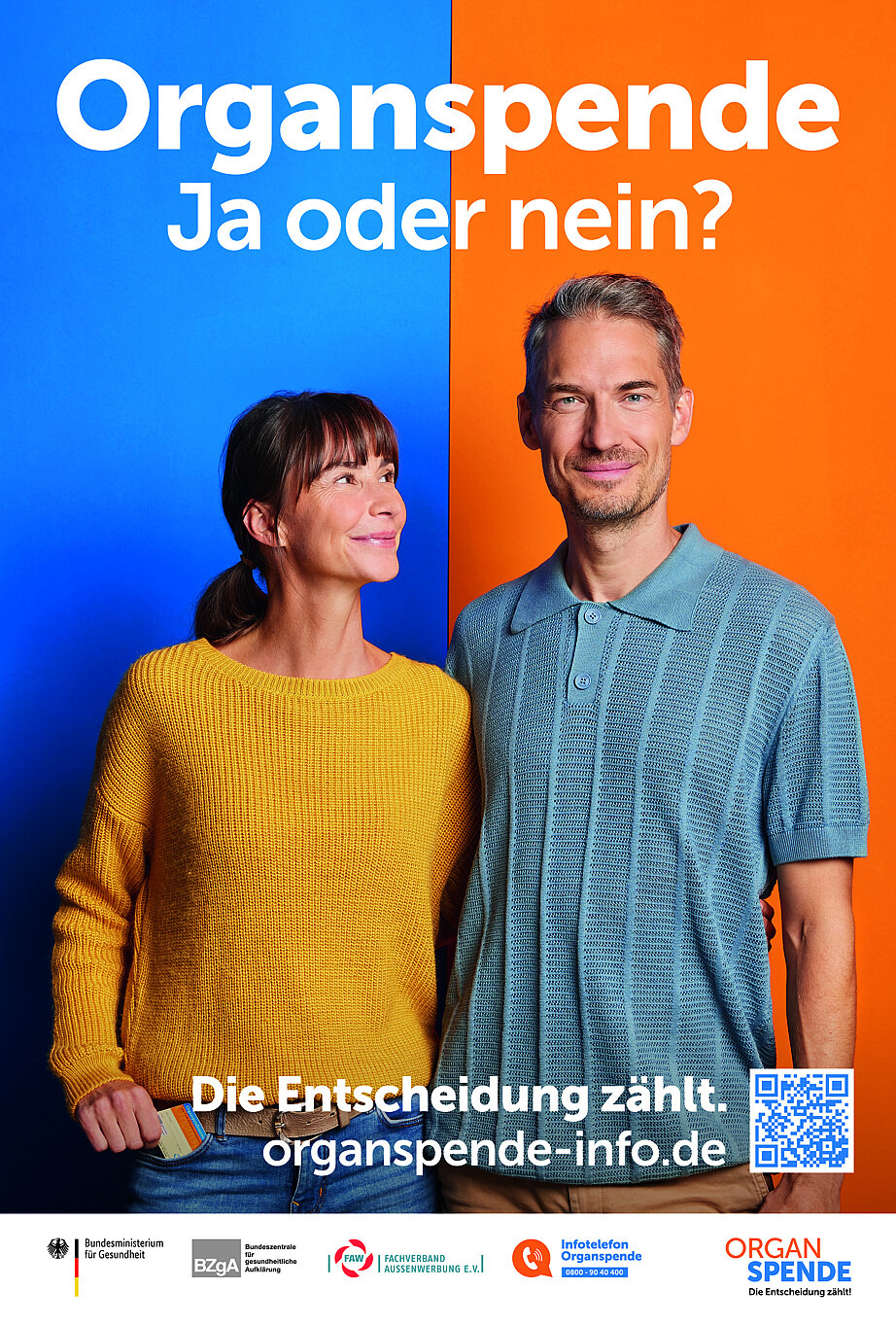 Kampagnenmotiv im Hochformat mit einem Mann, der den Arm um eine Frau gelegt hat, die ihn lächelnd anschaut. 