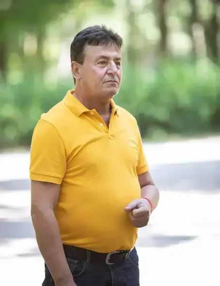 Herr R&ouml;schert steht drau&szlig;en. Man sieht ihn von der Seite. Er schaut nachdenklich in die Ferne.