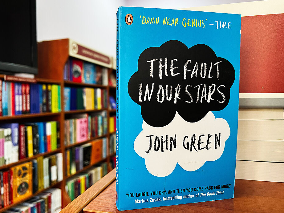 Das Bild zeigt das Cover von "The Fault in Our Stars" von John Green