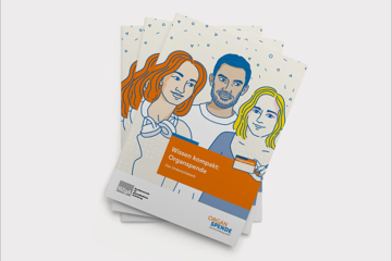 Zu sehen sind drei Infobrosch&uuml;ren mit jeweils drei gl&uuml;cklich gezeichneten jungen Menschen drauf und der Aufschrift &bdquo;Wissen kompakt: Organspende - Das Unterrichtsheft"