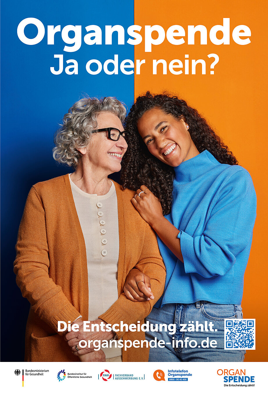 Kampagnenmotiv mit einer jüngeren und einer älteren Frau, die sich freundschaftlich aneinanderlehnen im Hochformat.