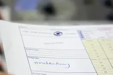 Zu sehen ist eine Patientenakte. Im Feld f&uuml;r die Diagnose steht handgeschrieben "Hirnblutung".