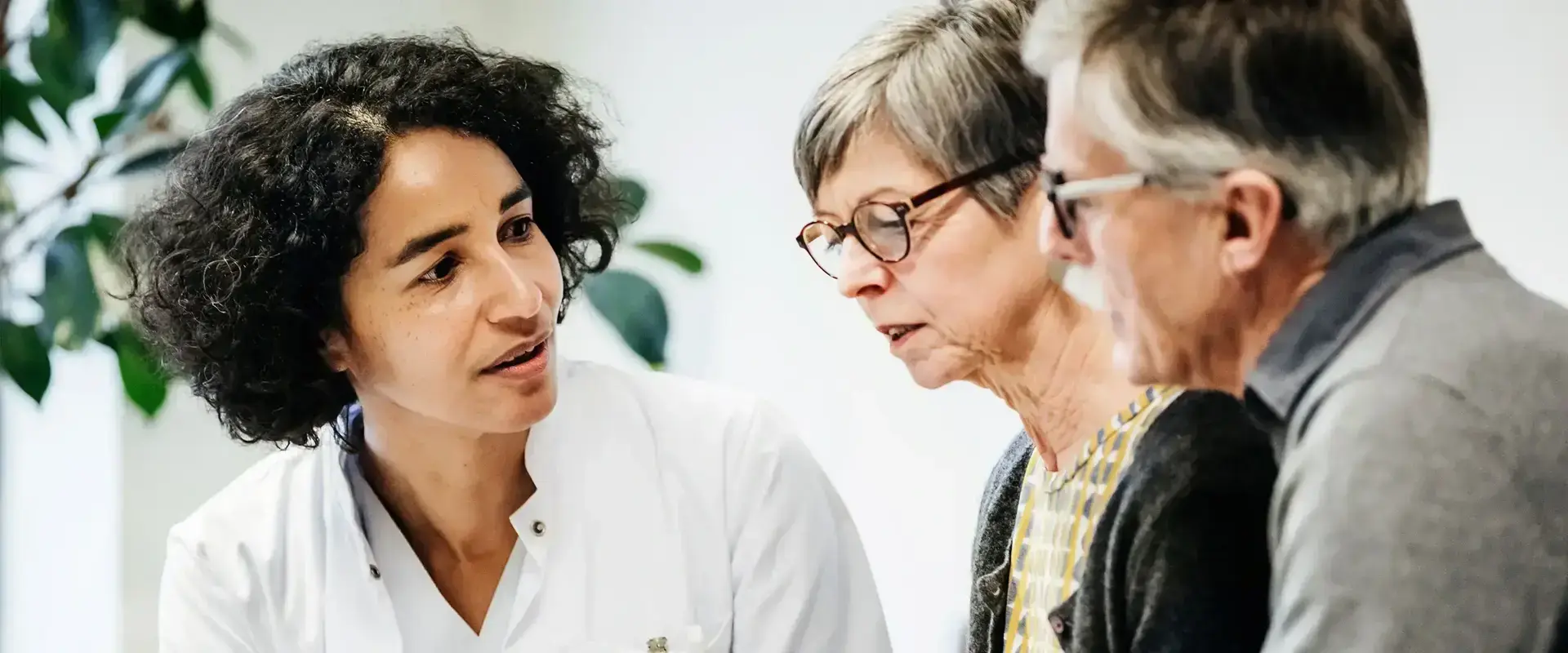 Zwei &auml;ltere Menschen, eine Frau und ein Mann, lassen sich von einer &Auml;rztin beraten.