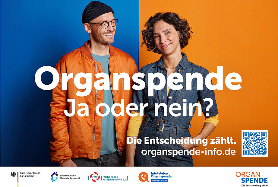 Kampagnenmotiv mit einer Frau und einem Mann, die lächeln im Querformat.