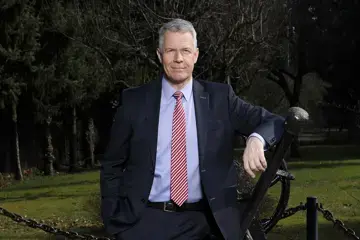 Journalist und Nachrichtensprecher Peter Kloeppel blickt in die Kamera. Er tr&auml;gt einen Anzug und hat einen Arm seitlich auf einem Metallstab aufgest&uuml;tzt. Im Hintergrund sind eine Wiese und B&auml;ume zu sehen.