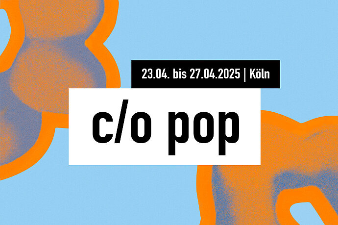 Auf dem Visual, welches in hellem blau und Orangetönen gehalten ist, ist der Name der Veranstaltung "c/o pop" sowie das Datum mit dem Zusatz "Köln" abgebildet.
