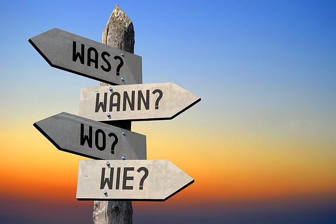 Dieses Bild zeigt Wegweiser mit den Schriftzügen "Wer", "Wann" und "Wie".