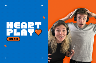 Zu sehen ist das Moderatoren-Duo der Kampagne "Heartplay on Air"