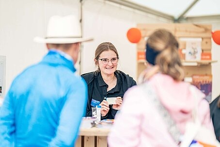 Dieses Bild zeigt eine Mitarbeiterin am Stand beim Tag der Organspende 2025.