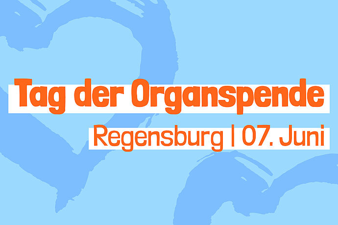 Zu sehen ist der orangefarbene Schriftzug "Tag der Organspende – Regensburg, 7. Juni" vor blauem Hintergrund.