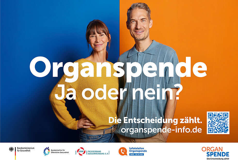 Kampagnenmotiv im Querformat mit einem Mann, der den Arm um eine Frau gelegt hat, die ihn lächelnd anschaut. 